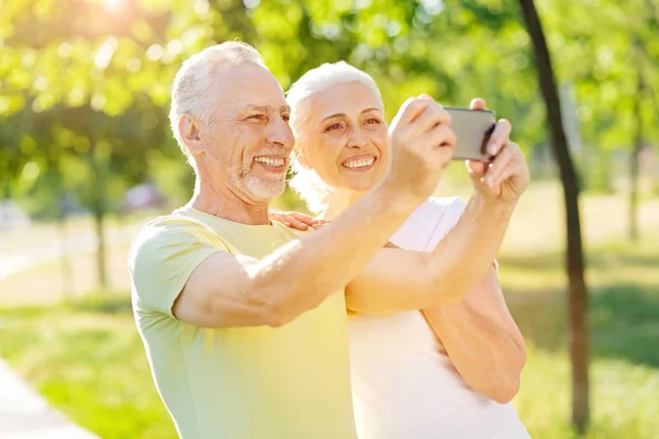 Pareja de edad positiva tomando fotos de la naturaleza —  Fotos de Stock