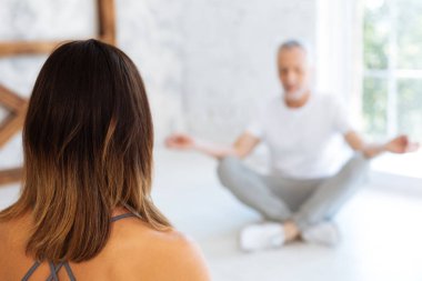 Bu yoga oturma pozisyonu rahat adam silüeti