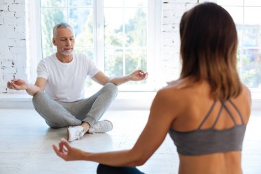 Yoga konumda sakallı yakışıklı tutan eller