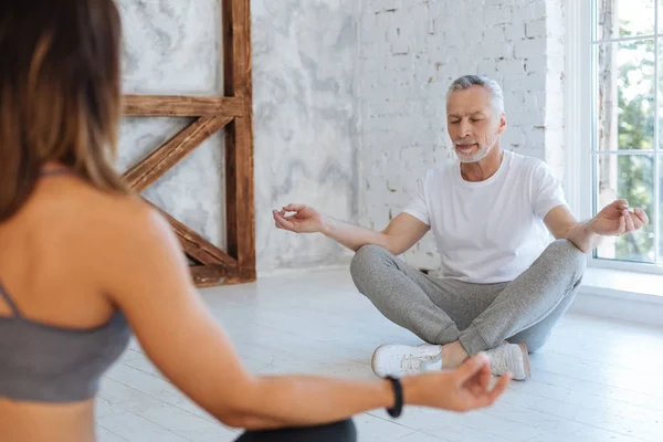 Entspannter Mann sitzt in Yoga-Pose — Stockfoto