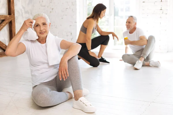 Mujer madura cansada limpiándose la frente — Foto de Stock