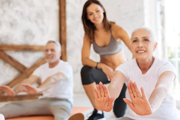 Hälsosamt leende kvinna stretching hennes rygg — Stockfoto