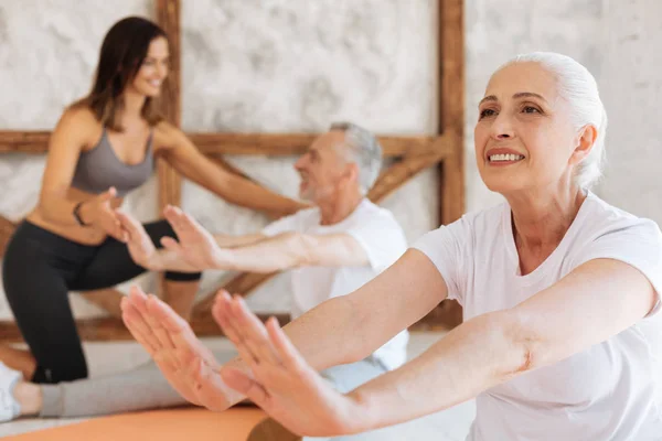 Positiv glad pensionering stretching hennes kropp — Stockfoto