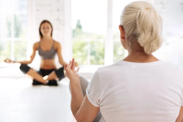 Rückansicht einer blonden Frau, die Yoga macht — Stockfoto