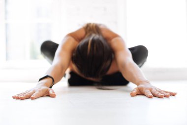 Esnek yoga eğitmeni yararlı egzersizler yapıyor