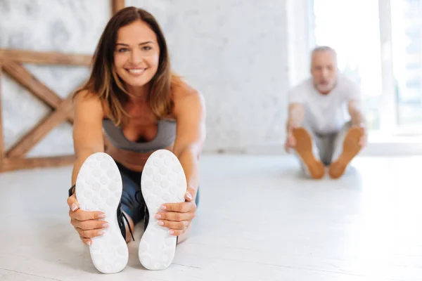 Flexibel kvinnliga göra stretchingövningar — Stockfoto