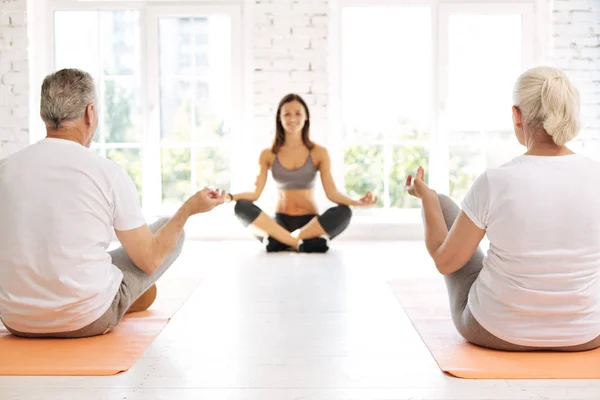 Casal de pessoas idosas que meditam durante a aula — Fotografia de Stock