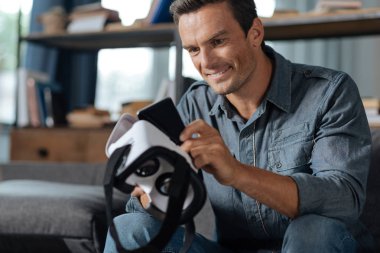 Telefonunu Vr durumda koyarak eğlenceli çalışkan adam