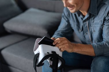 Akıllı meraklı adam onun Vr aygıtı oluşturma