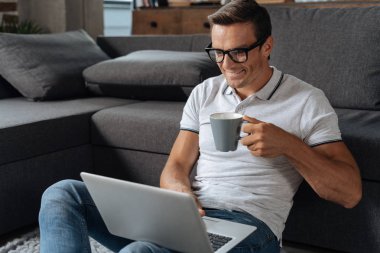 Çekici çalışkan adam onun e-posta kontrol