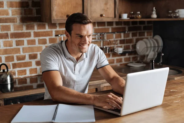 Gemotiveerde positieve man het beantwoorden van de brief — Stockfoto