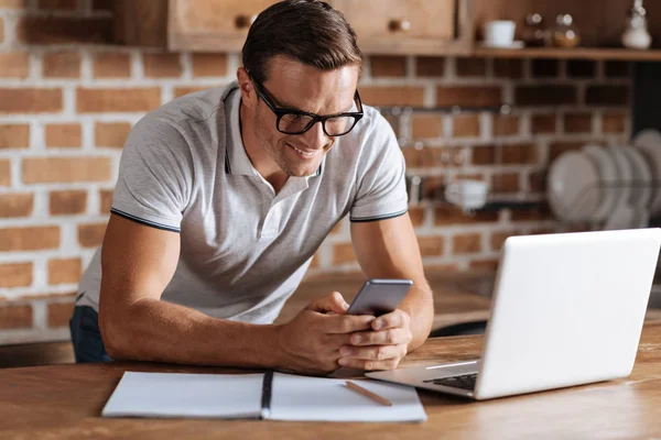 Zeki rahat adam telefonunu güncelleştirmeleri denetleme