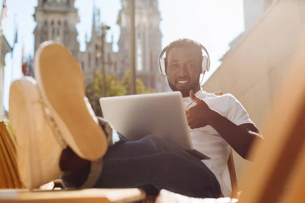Entspannter fröhlicher Mann, der es liebt, im Freien zu arbeiten — Stockfoto