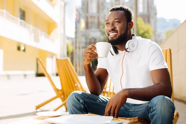 Självsäker optimistiska människan njuter kaffe på terrassen — Stockfoto