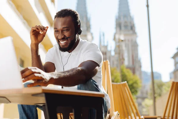 Alegre atractivo chico feliz ver a su amigo — Foto de Stock