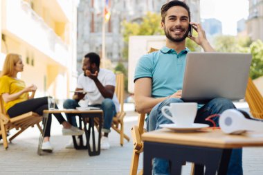 Patronuyla konuşuyor iyimser iyi adam