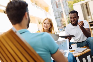 Bir iş toplantısı neşeli hırslı insanlar