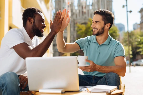 Positivo motivado caras concordando em algo — Fotografia de Stock