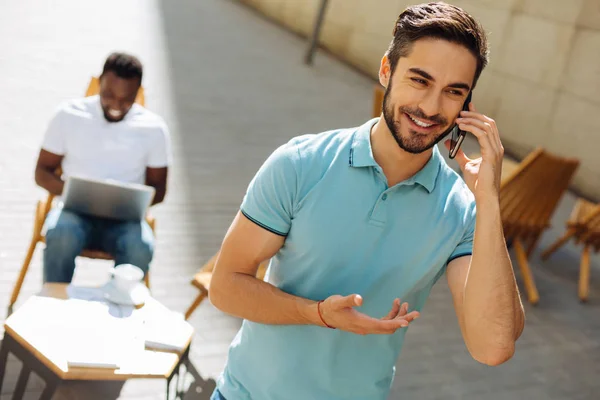 Ehrgeiziger Mann, der seinen Freund um etwas bittet — Stockfoto