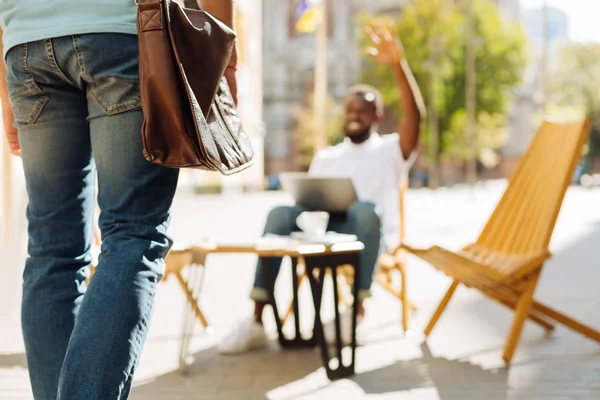 Feliz chico tranquilo saludando a su amigo — Foto de Stock