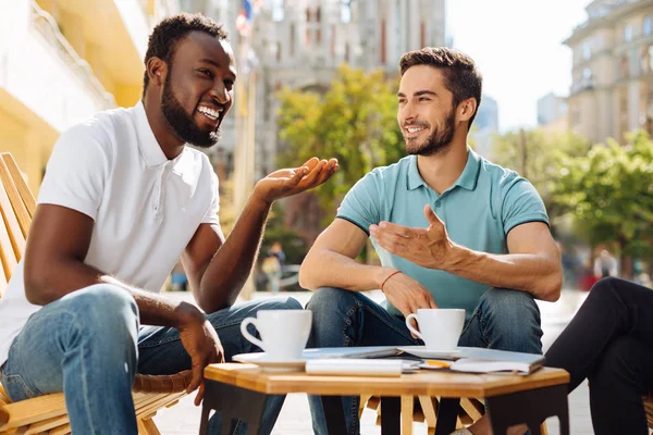 Ragazzo esilarante emotivo che racconta una battuta — Foto Stock