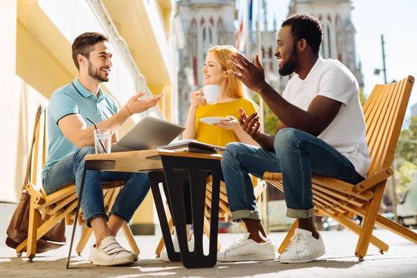 Activos amigos encantadores disfrutando de una fructífera discusión — Foto de Stock