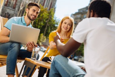 Katılmak isteyen heyecanlı akıllı adam