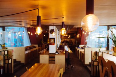 Masada duran genç enerjik garson