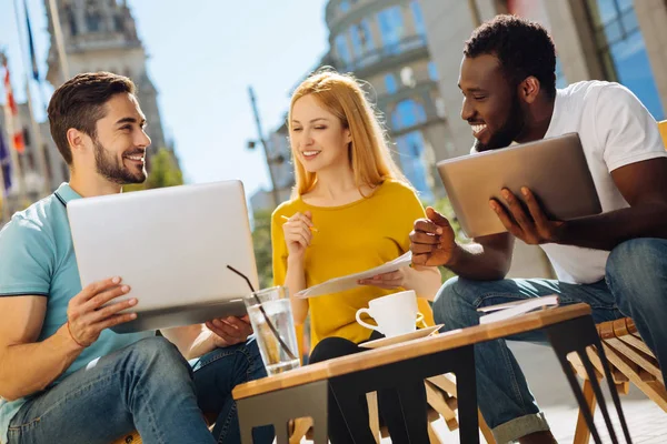 Dedikerad passionerad man tillhandahålla hjälp fick sina vänner — Stockfoto