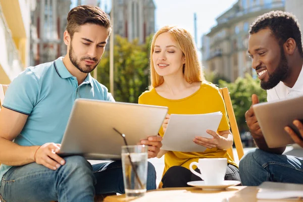 Levendige getalenteerde professional met een blik op gegevens — Stockfoto