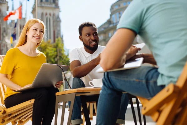 Begåvade flitiga vänner utveckla innovativa affärsidé — Stockfoto