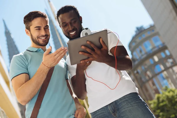 Elegantes hombres ambiciosos que se reúnen al aire libre — Foto de Stock