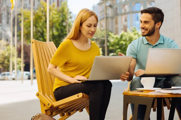 Getalenteerde creatieve man zijn collega een adviesverlening — Stockfoto