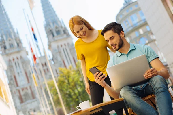 Intelligente enthousiaste man vraagt zijn vriend met een blik — Stockfoto