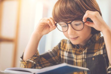 Akıllı akıllı çocuk gözlüğünü tamir