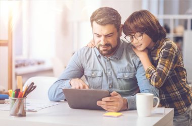 Güzel şirin çocuk babasının ayakta