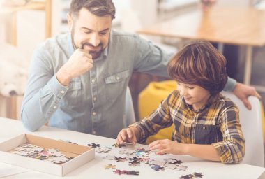Parçalı bulmaca yapıyor iyi akıllı çocuk