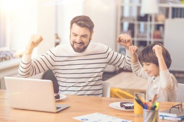 Mutlu mutlu baba ve oğul onların elele