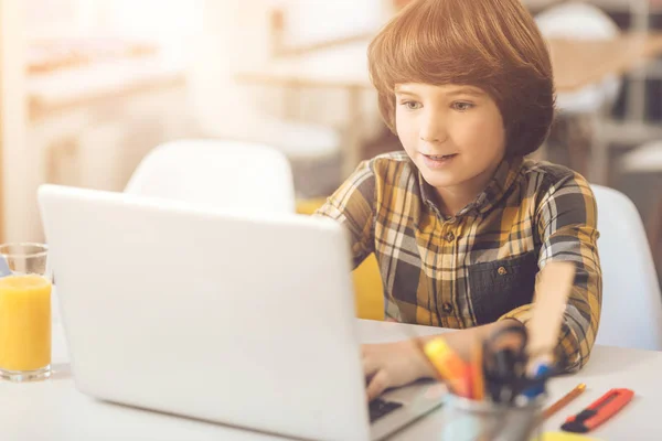 Nettes intelligentes Kind beim Computerspielen — Stockfoto