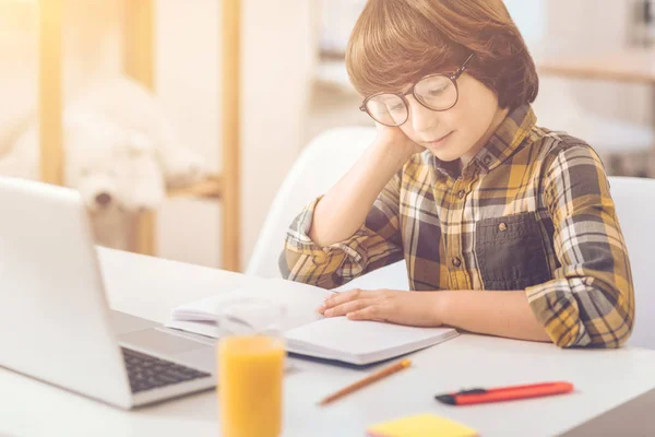 Trabalho duro menino inteligente fazendo sua lição de casa — Fotografia de Stock