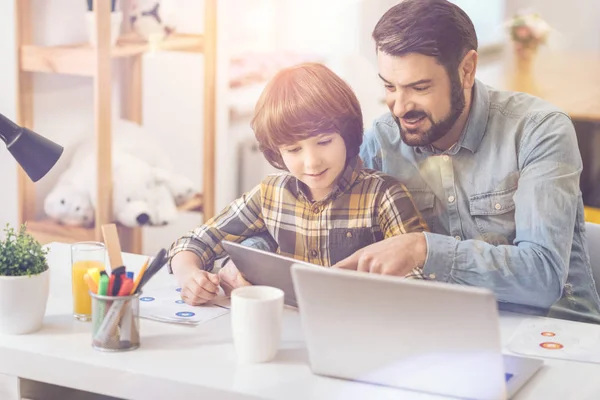 Feliz hombre encantado apuntando a la pantalla de la tableta — Foto de Stock