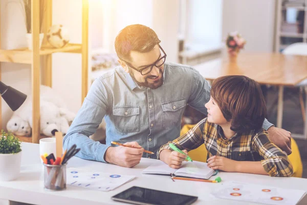 Encantado hombre positivo mirando a su hijo — Foto de Stock