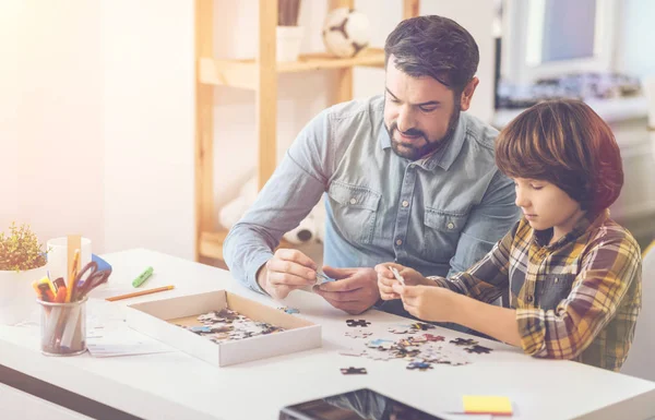 Agradable padre positivo e hijo pasar tiempo juntos — Foto de Stock