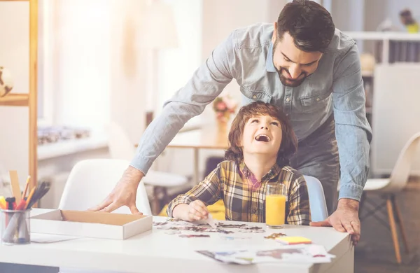 Feliz encantado pai e filho se divertindo juntos — Fotografia de Stock