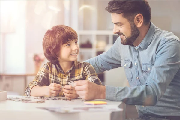 Vrolijke happy boy kijken naar zijn vader — Stockfoto