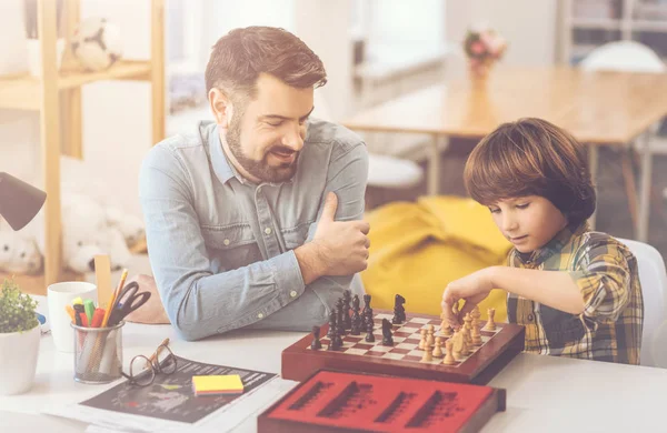 Positieve leuke vader en zoon spelen schaak — Stockfoto