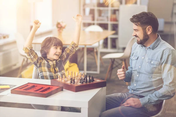 Chico alegre encantado ganando el juego de ajedrez — Foto de Stock