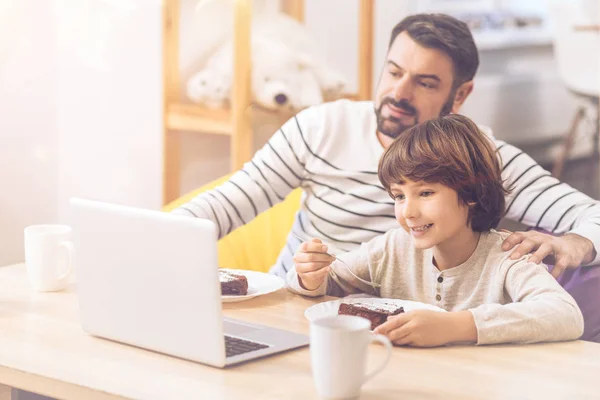 Mooie aangename vader en zoon samen een film kijken — Stockfoto