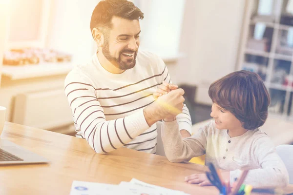 Feliz hombre encantado haciendo lucha libre con su hijo — Foto de Stock