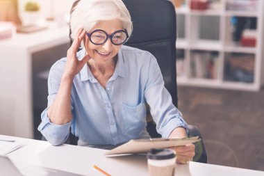 Bir rapor perusing odaklı etkin iş kadını